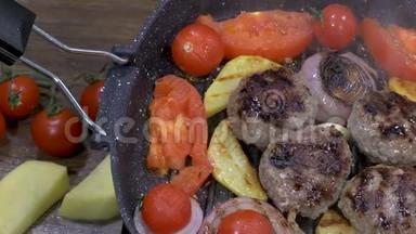 用<strong>肉丸</strong>子和蔬菜在烤盘上展开